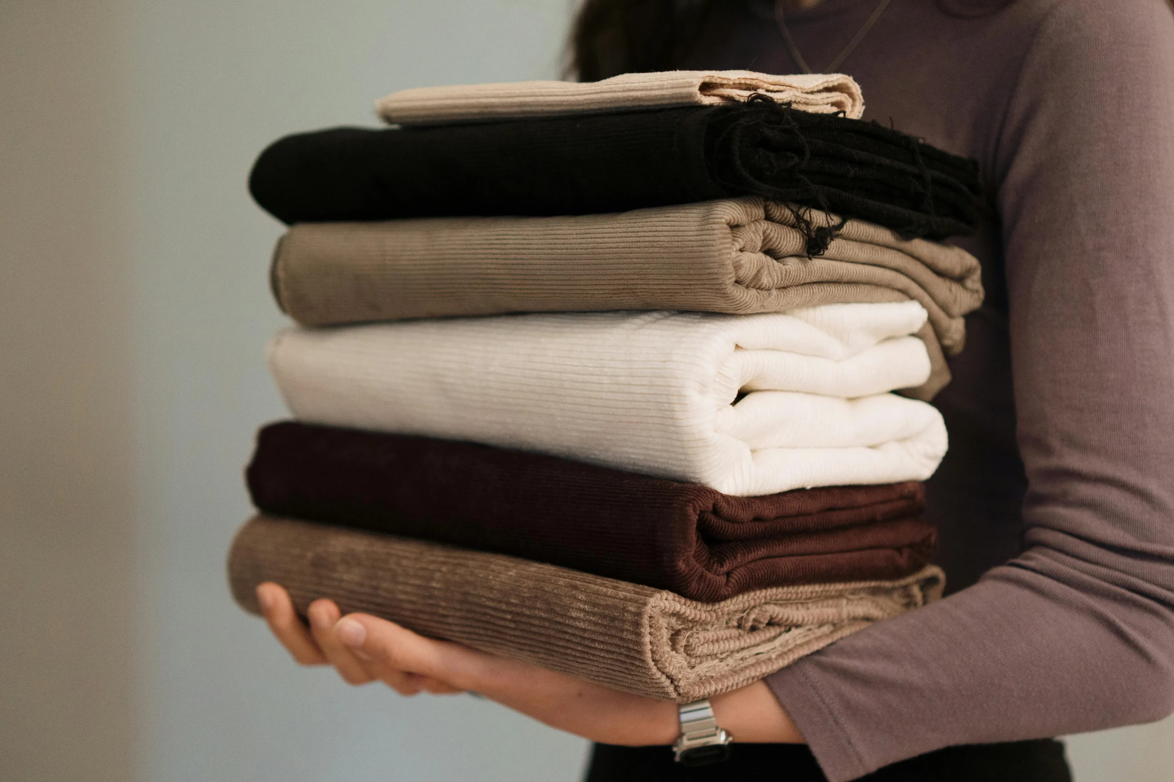 Telas apiladas — sector textil y moda