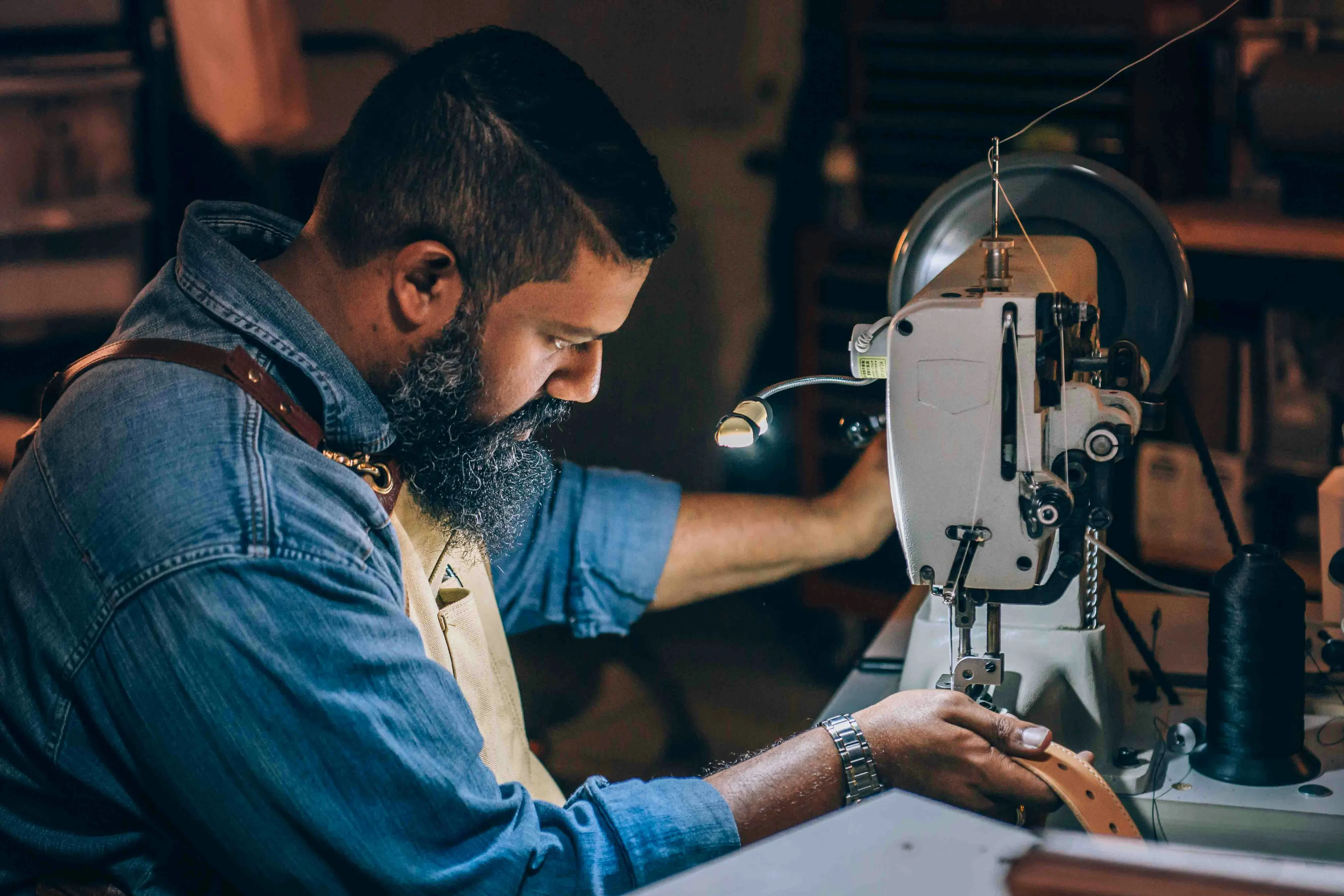 Sastre trabajando — sector textil y moda